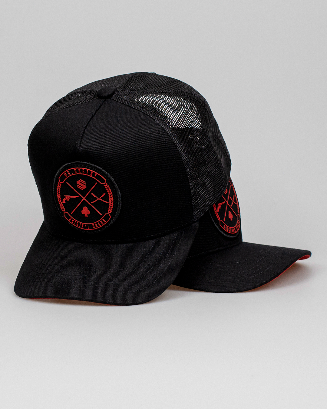 Boné Mr. Shelby Trucker Brasão Preto e Vermelho