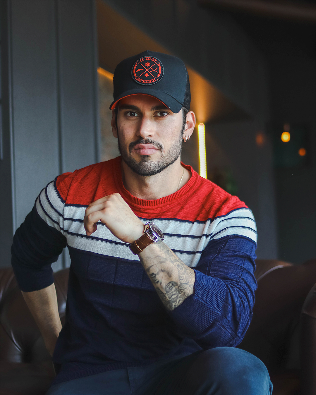 Boné Mr. Shelby Trucker Brasão Preto e Vermelho