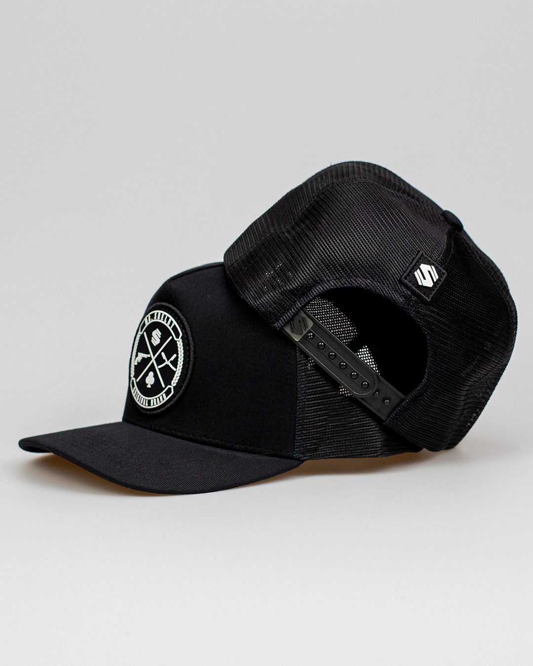 Boné Mr. Shelby Trucker Brasão Preto e Branco