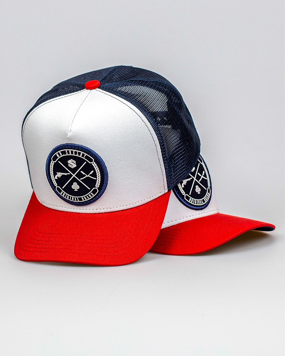 Boné Mr. Shelby Trucker Brasão Azul, Branco e Vermelho