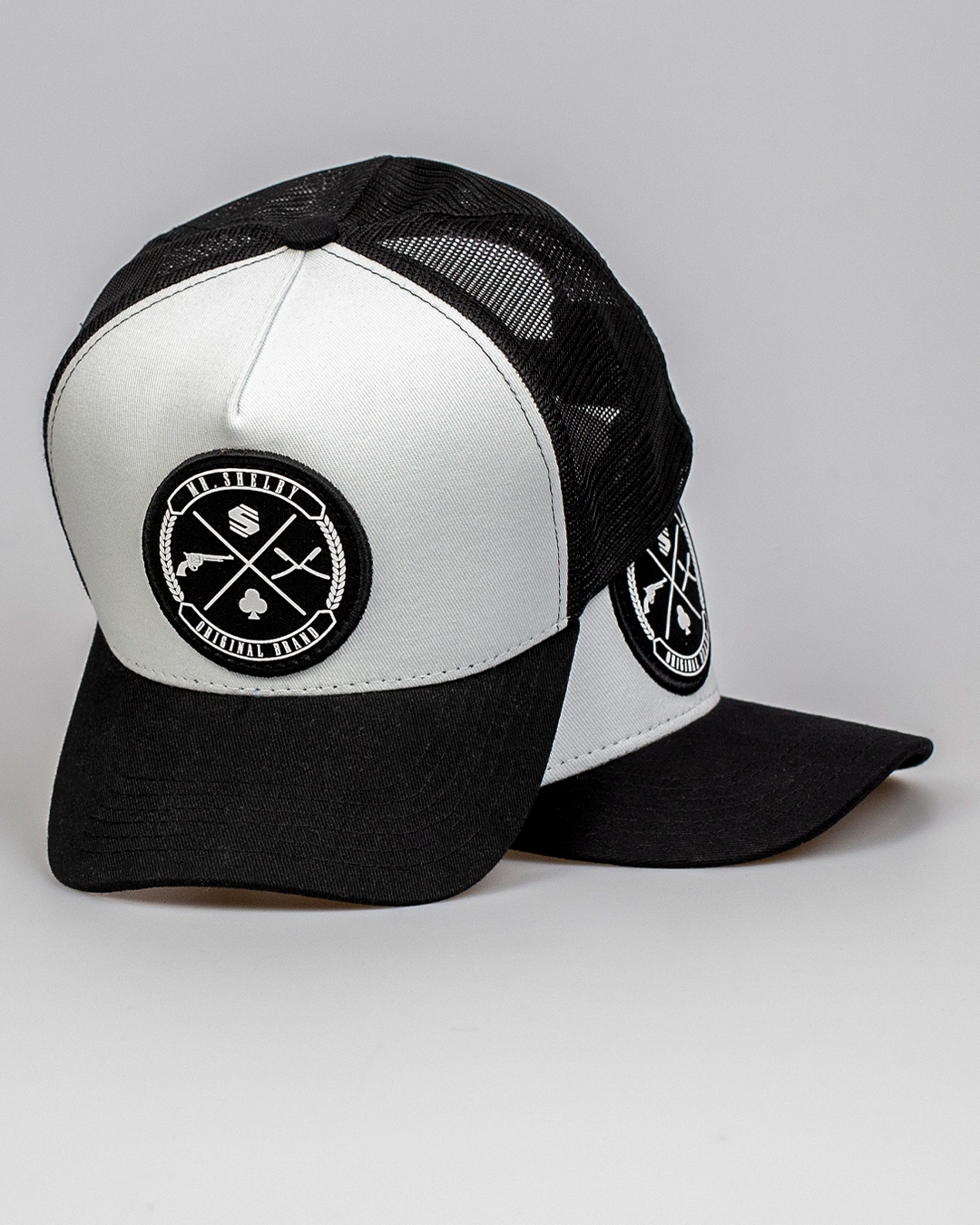 Boné Mr. Shelby Trucker Brasão Branco e Preto