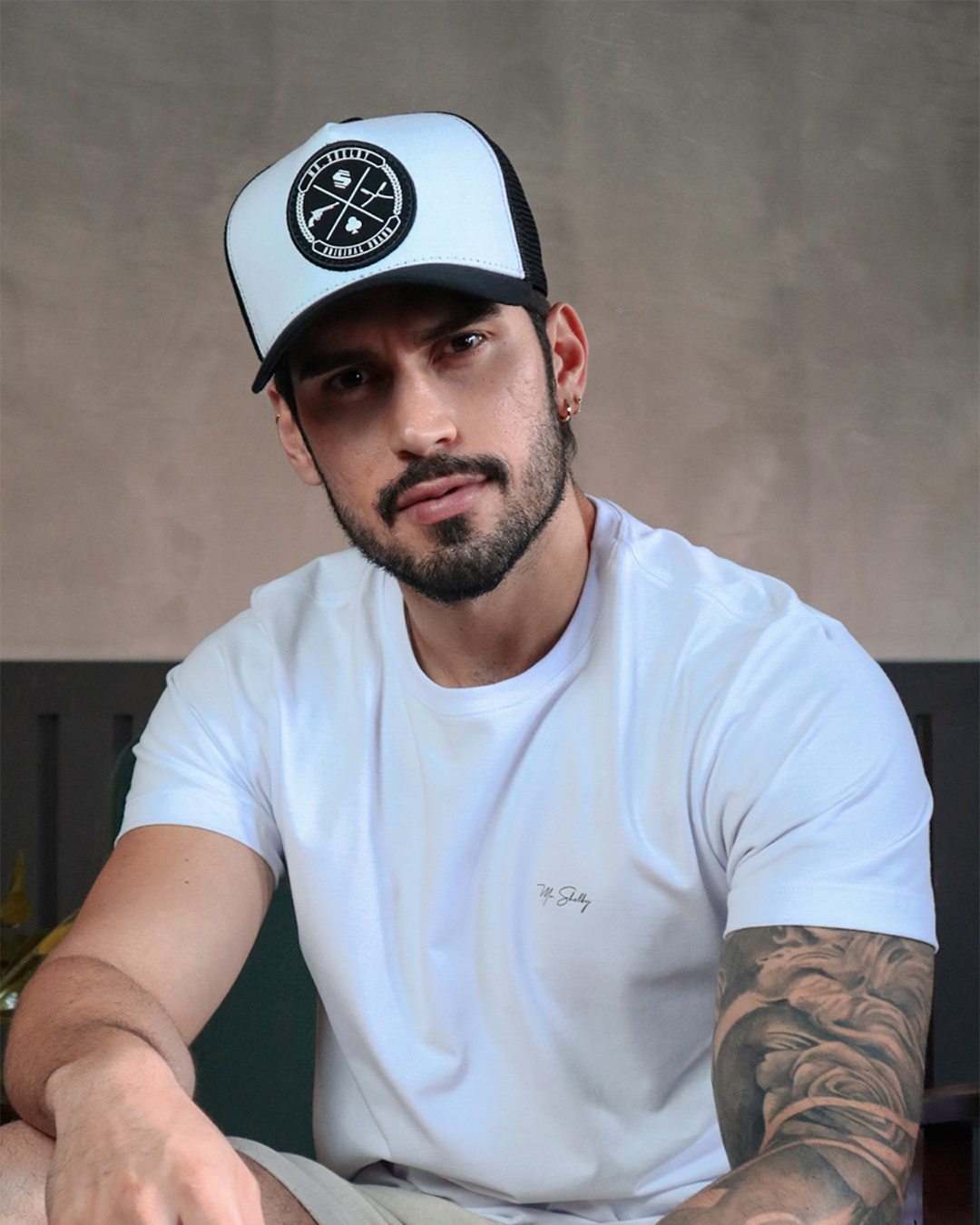 Boné Mr. Shelby Trucker Brasão Branco e Preto