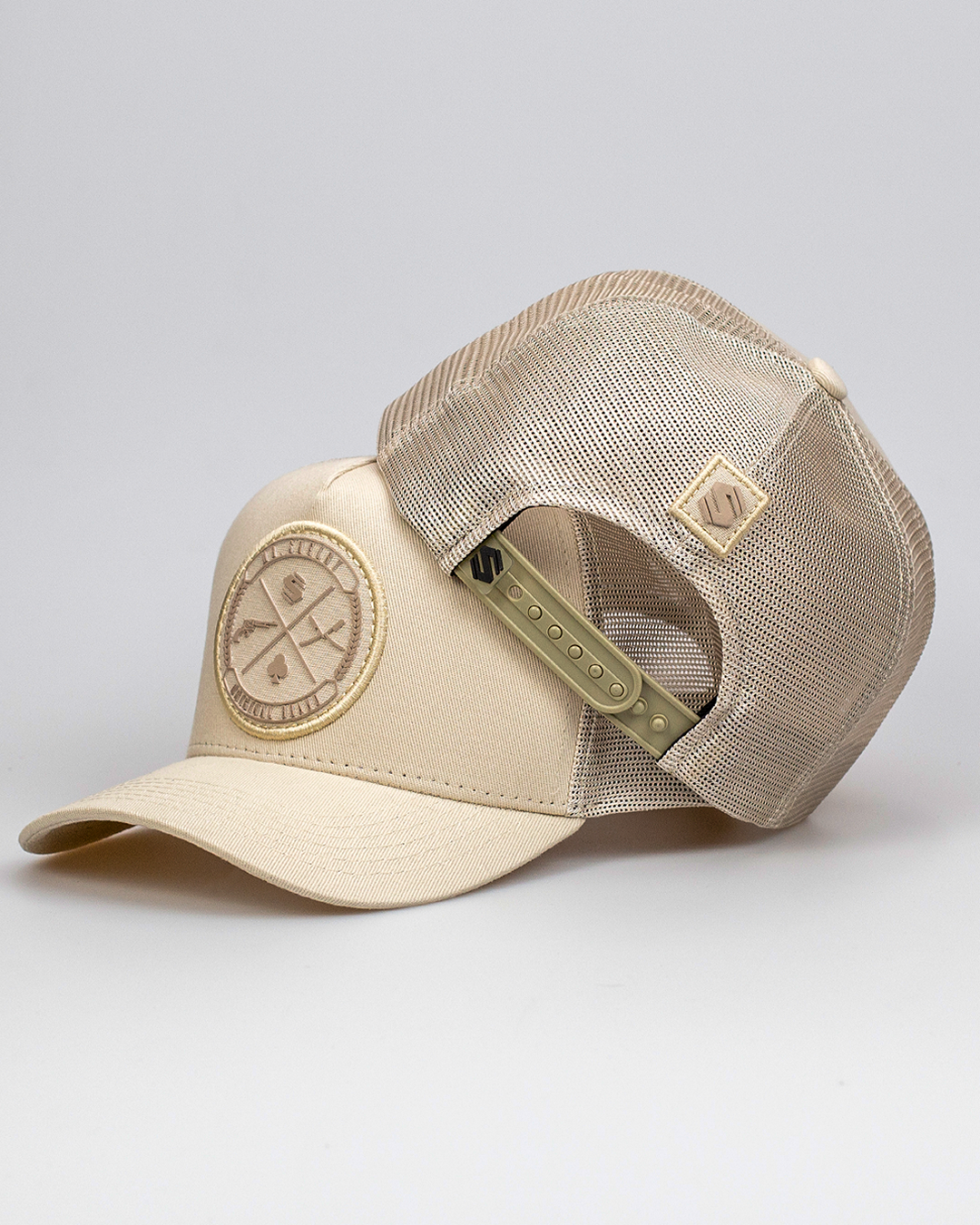 Boné Mr. Shelby Trucker Brasão All Beige