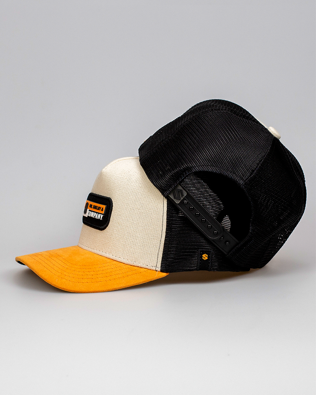 Boné Mr. Shelby Trucker Company Off White e Laranja