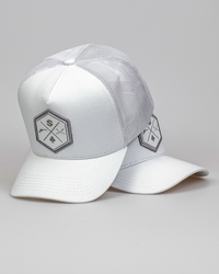 Boné Mr. Shelby Trucker Escudo Branco