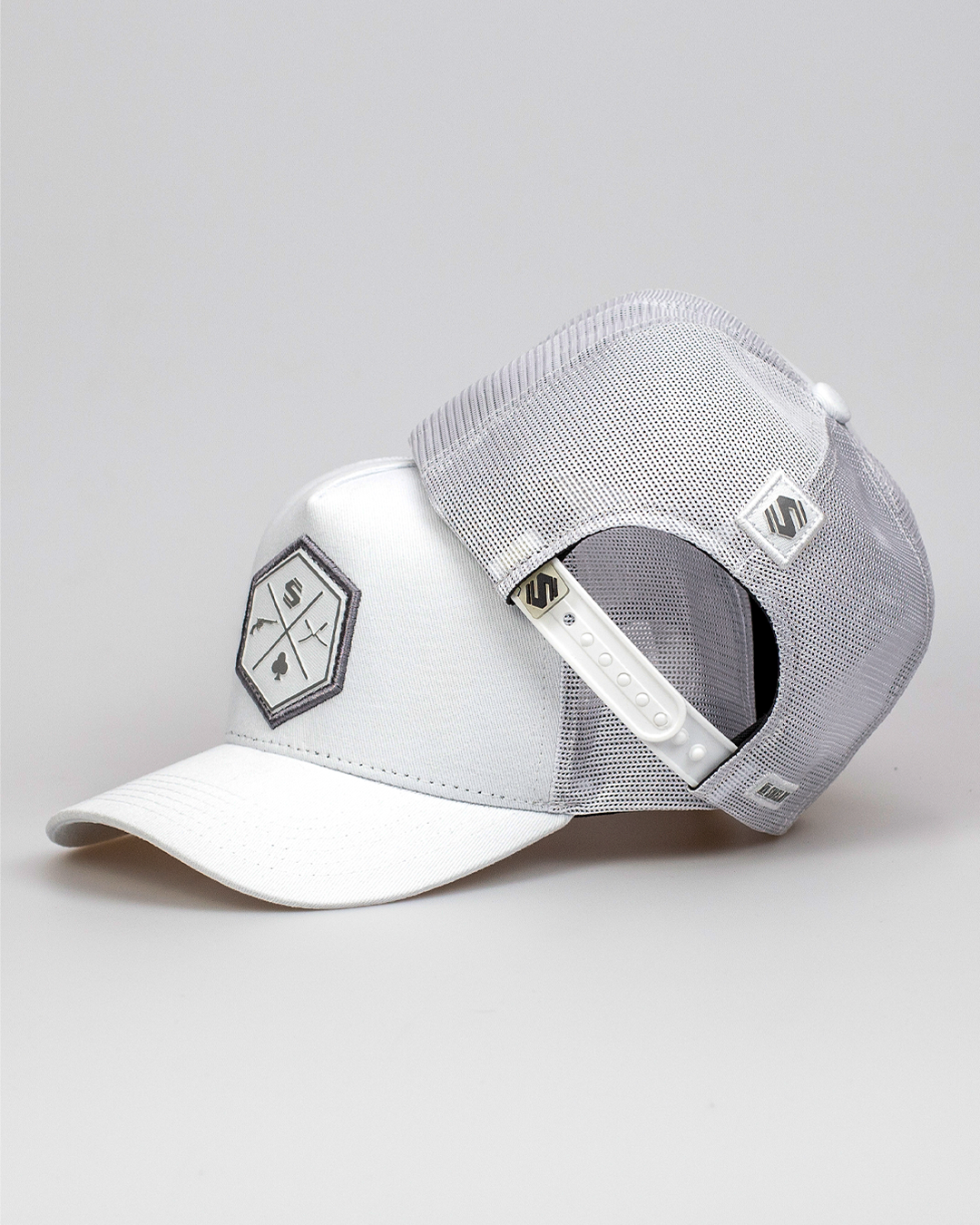 Boné Mr. Shelby Trucker Escudo Branco