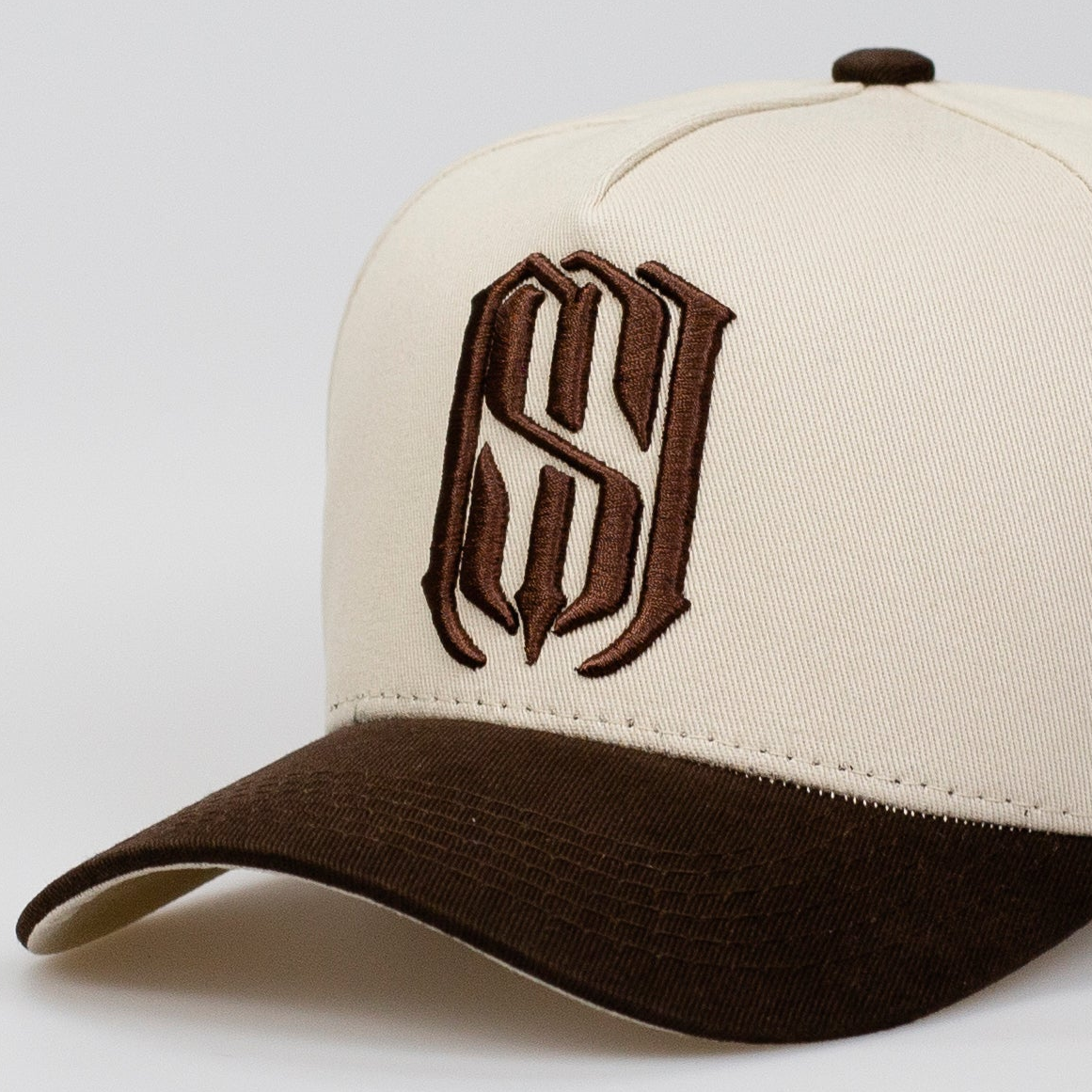 Bordado em alto relevo com acabamento premium