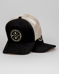 Boné Mr. Shelby Trucker Brasão Camurça Preto e Bege