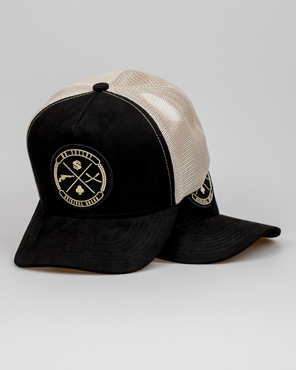 Boné Mr. Shelby Trucker Brasão Camurça Preto e Bege