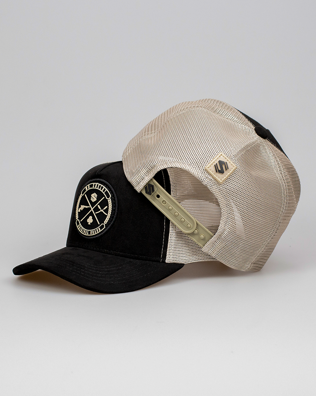 Boné Mr. Shelby Trucker Brasão Camurça Preto e Bege