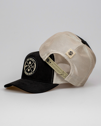 Boné Mr. Shelby Trucker Brasão Camurça Preto e Bege