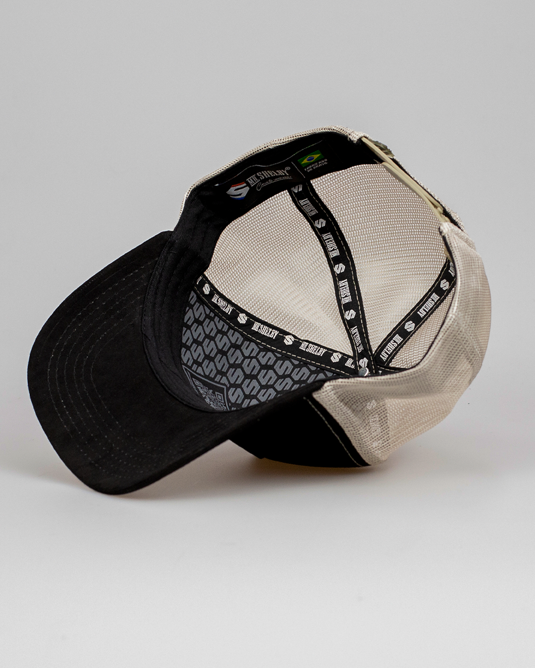 Boné Mr. Shelby Trucker Brasão Camurça Preto e Bege