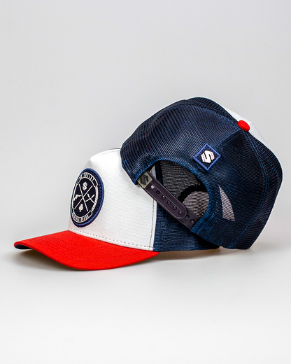 Boné Mr. Shelby Trucker Brasão Azul, Branco e Vermelho