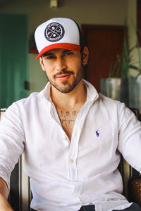 Boné Mr. Shelby Trucker Brasão Azul, Branco e Vermelho