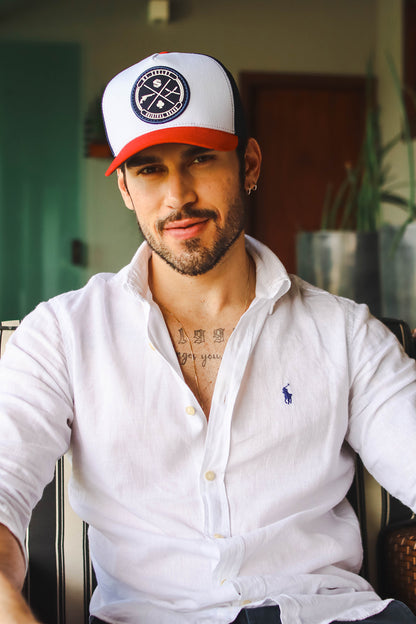 Boné Mr. Shelby Trucker Brasão Azul, Branco e Vermelho