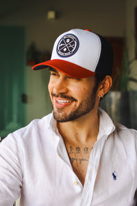 Boné Mr. Shelby Trucker Brasão Azul, Branco e Vermelho