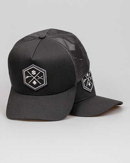 Boné Mr. Shelby Trucker Escudo Chumbo e Branco