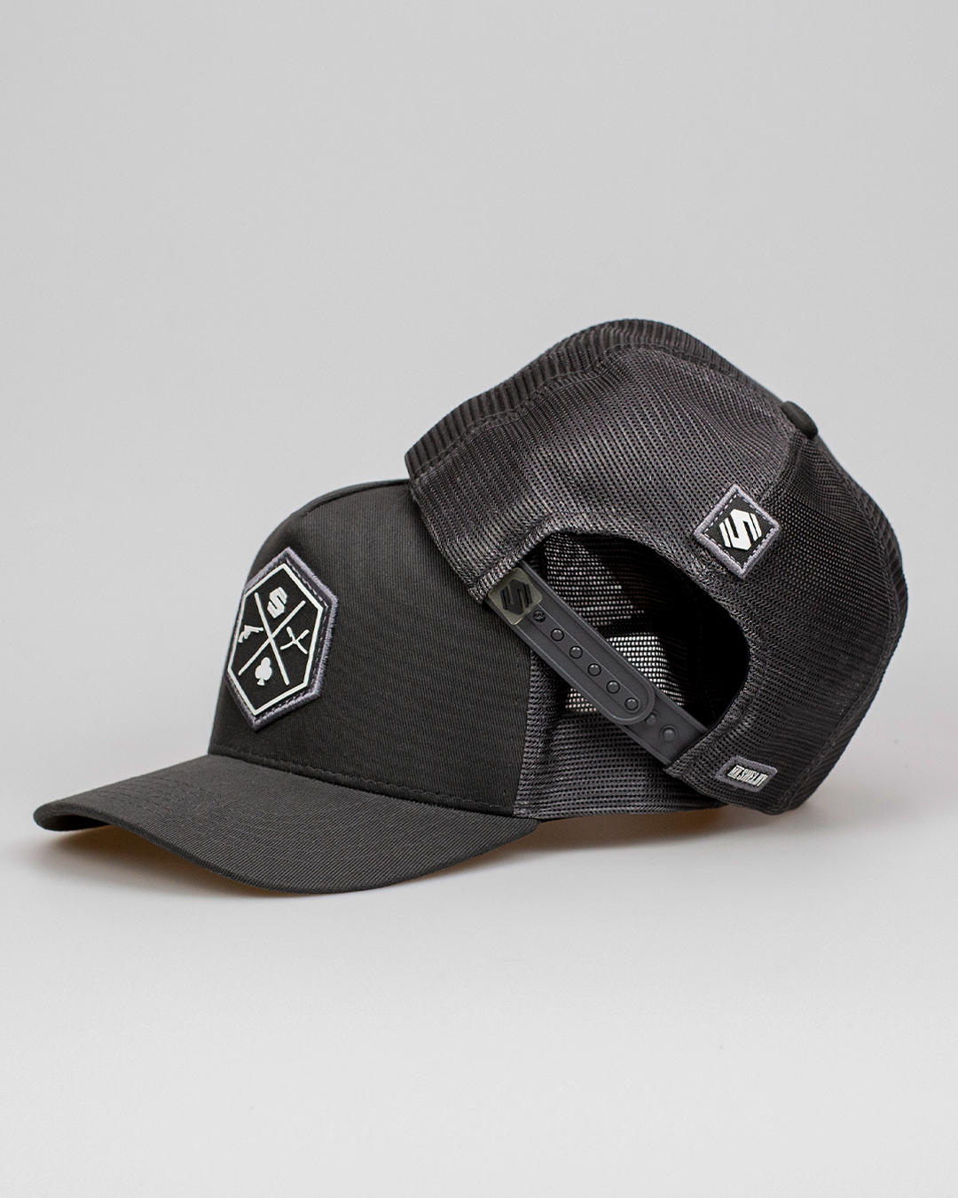 Boné Mr. Shelby Trucker Escudo Chumbo e Branco