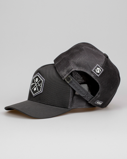 Boné Mr. Shelby Trucker Escudo Chumbo e Branco
