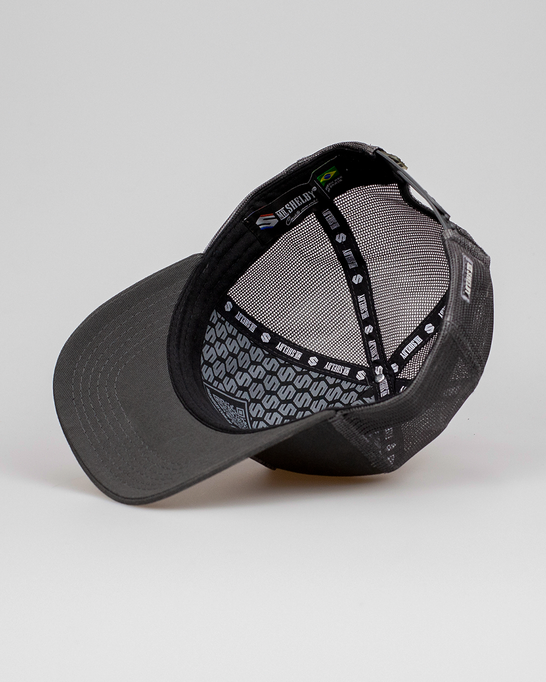Boné Mr. Shelby Trucker Escudo Chumbo e Branco