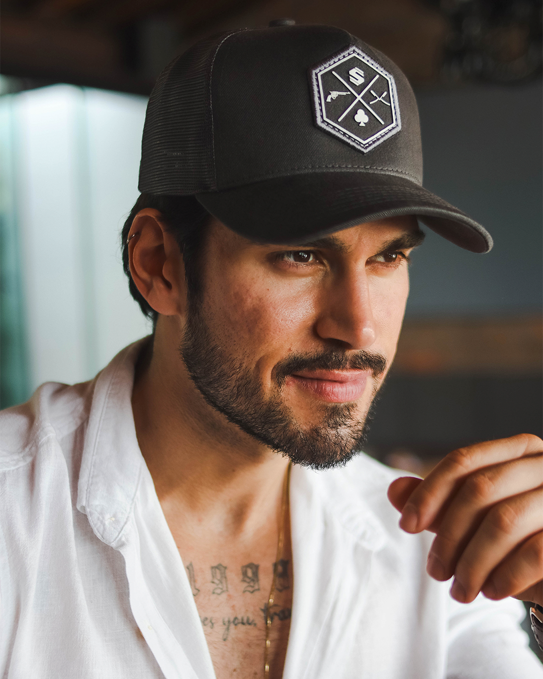 Boné Mr. Shelby Trucker Escudo Chumbo e Branco