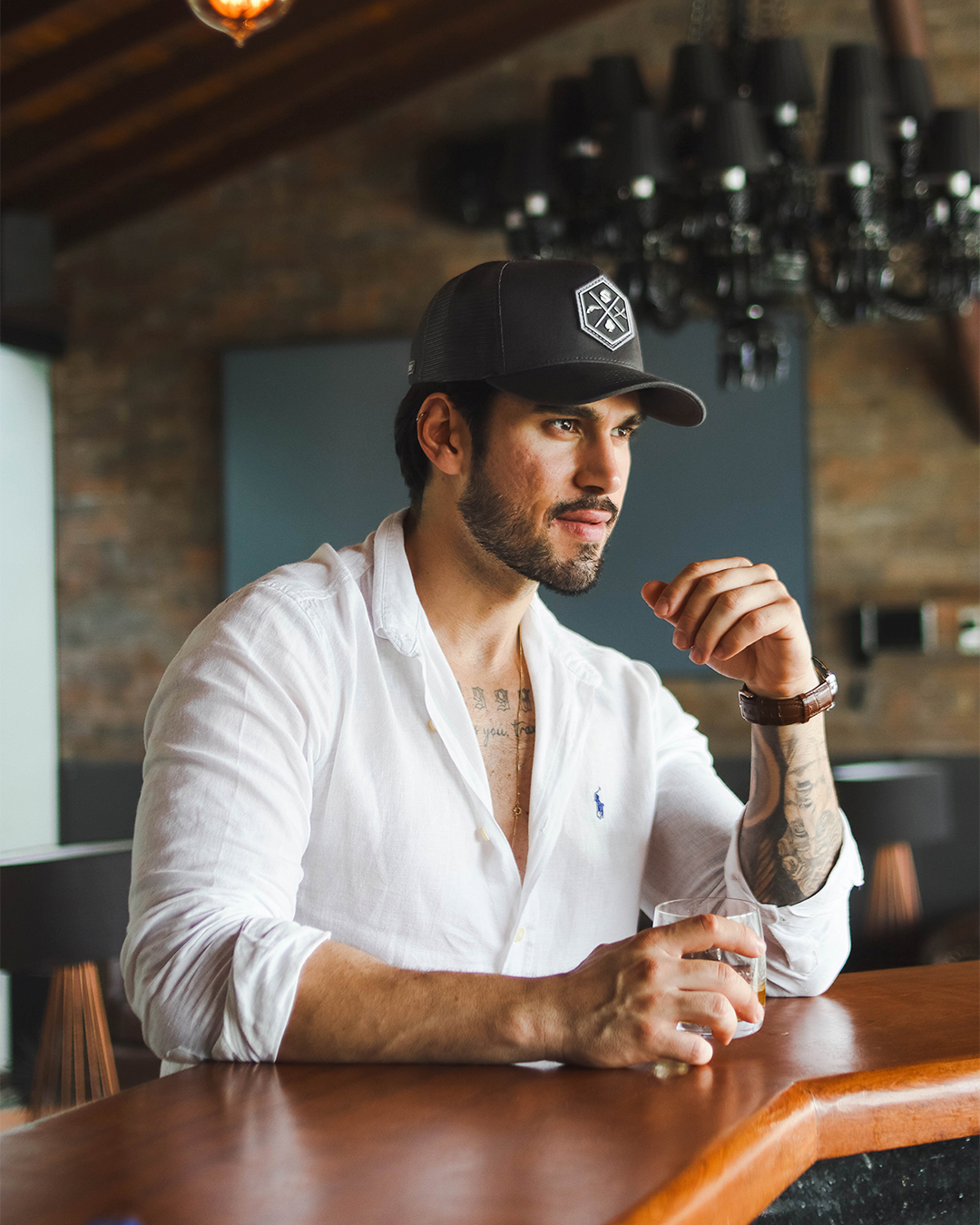 Boné Mr. Shelby Trucker Escudo Chumbo e Branco