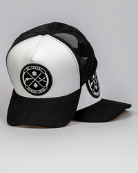 Boné Mr. Shelby Trucker Brasão Branco e Preto