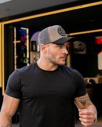 Boné Mr. Shelby Trucker Brasão Chumbo