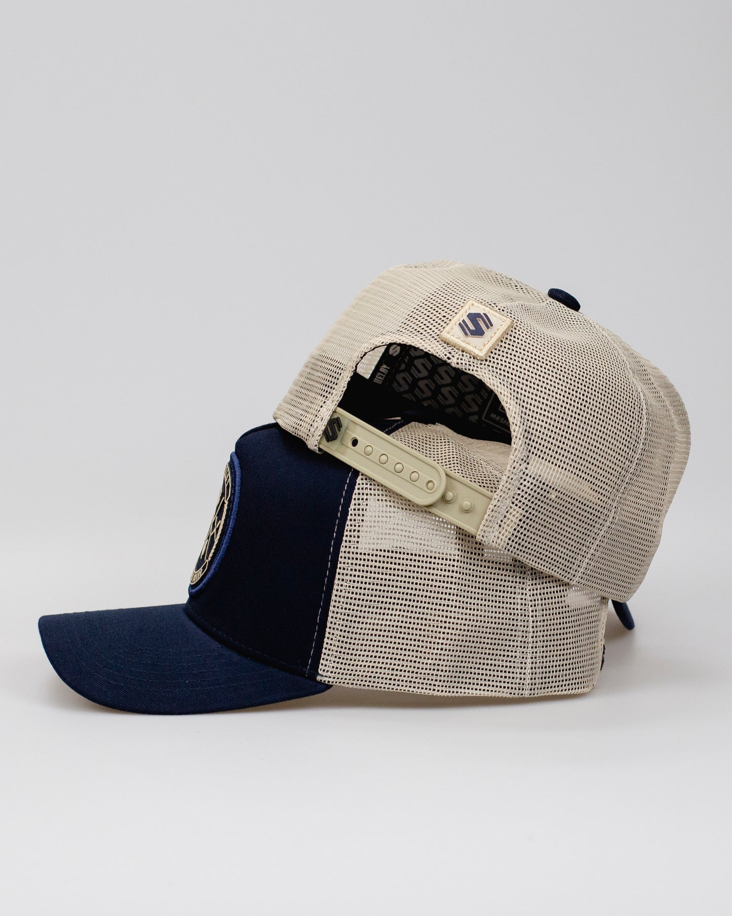 Boné Trucker Mr. Shelby Brasão Marinho e Bege